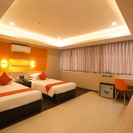 Eastern Hotel Янгон Экстерьер фото