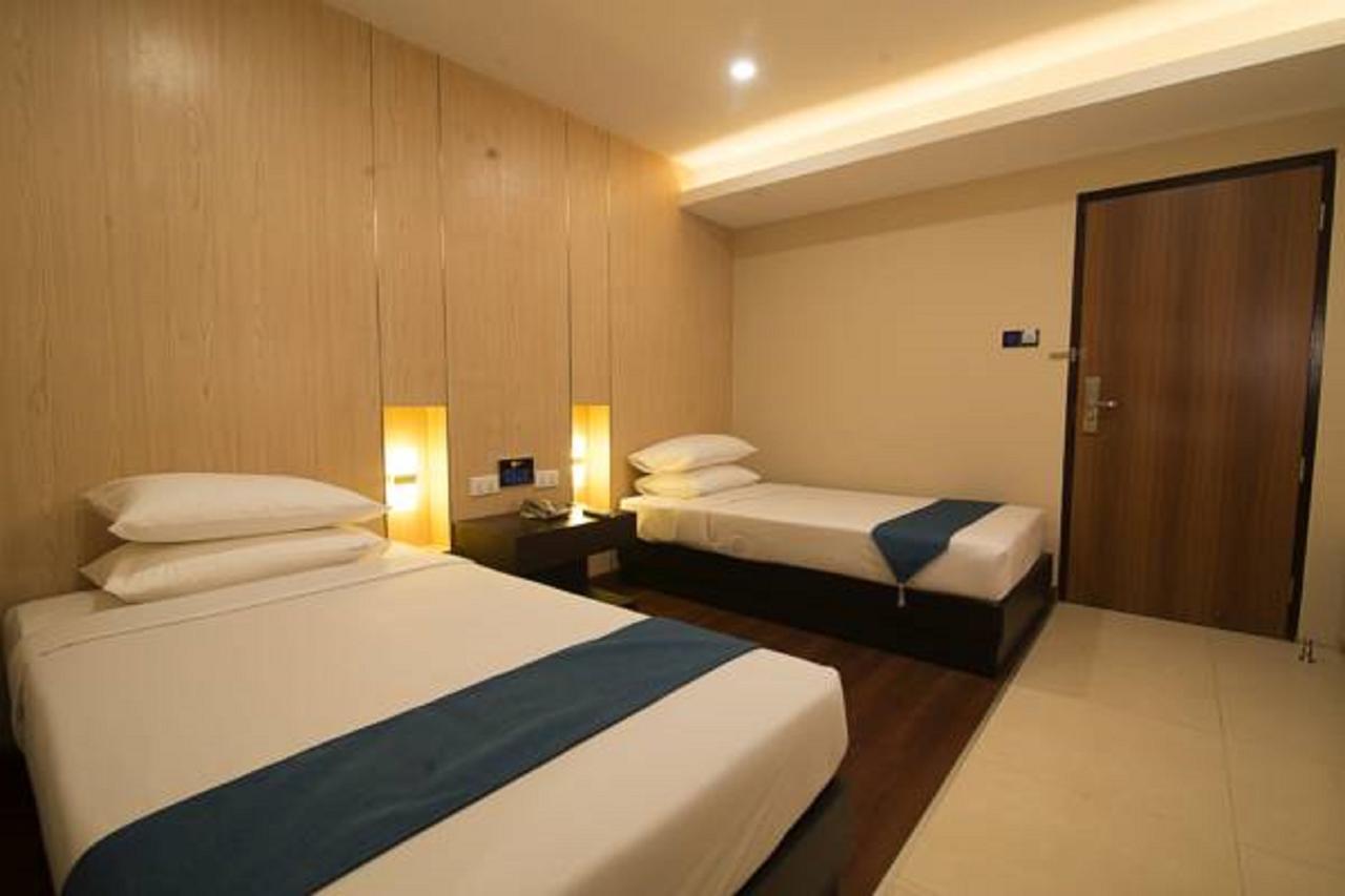 Eastern Hotel Янгон Экстерьер фото