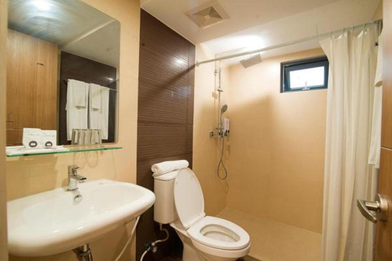 Eastern Hotel Янгон Экстерьер фото